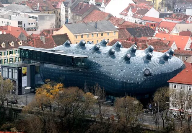 Vista aérea del Museo Kunsthaus en Graz (Austria)