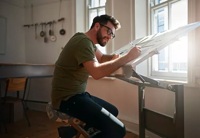 Arquitecto dibujando un plano