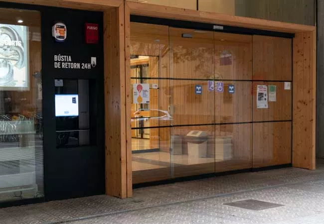 Entrada de la biblioteca Montserrat Abelló