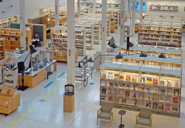 Interior de la biblioteca Montserrat Abelló