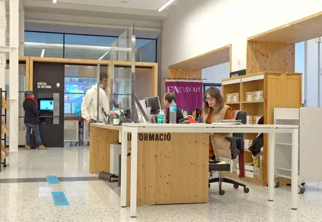 Mesa de atención al público en la Biblioteca