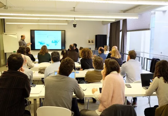 Alumnos mirando una pantalla en un aula de Escola Sert