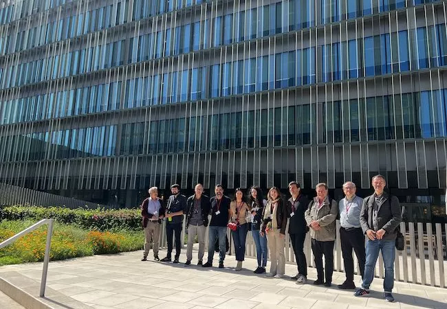 Visita a un edificio durante un curso de Escola Sert