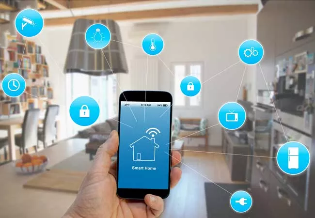 Smartphone gestionando dispositivos de domótica en una casa