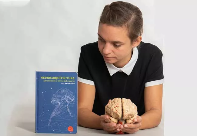 Ana Mombiedro con su libro sobre neuroarquitectura