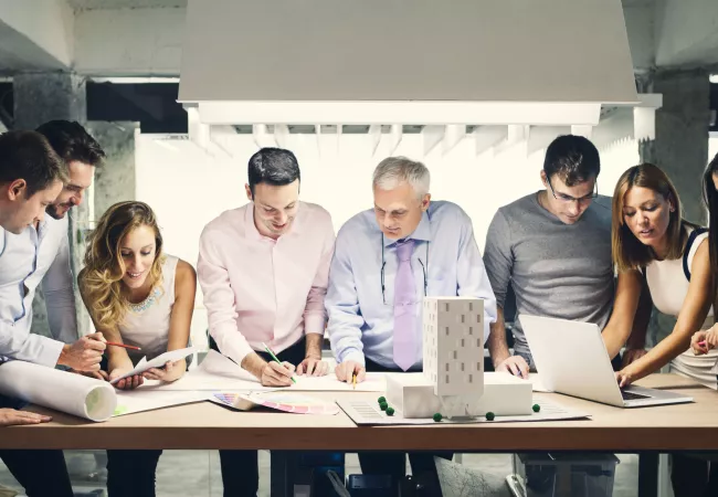 Arquitectos alrededor de una mesa