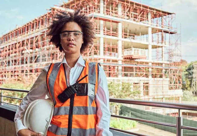 Una arquitecta en las obras de un edificio de cuatro plantas