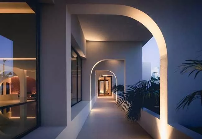 Pasillo iluminado