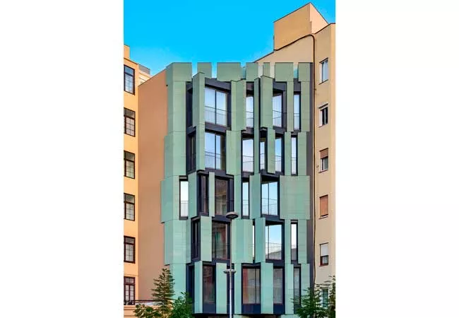 Fotografía de un edificio con fachada verde