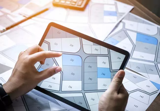 Plano urbanístico en una tablet
