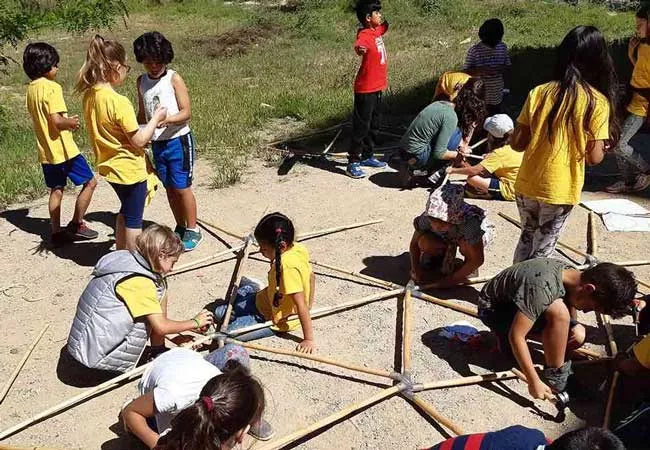 Niños durante una actividad de aprendizaje relacionada con la arquitectura