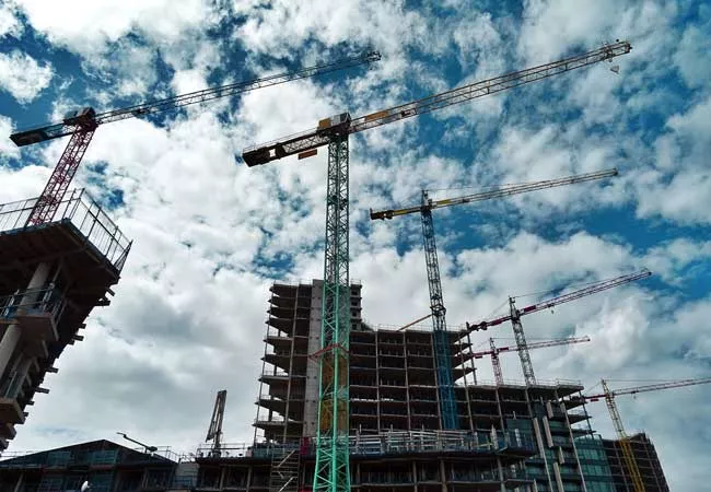 Grúas en la construcción de un edificio