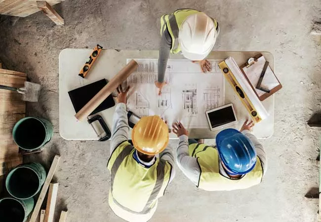 Arquitectos trabajando sobre un plano