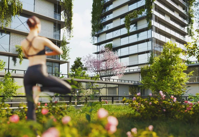 Chica haciendo yoga en un parque