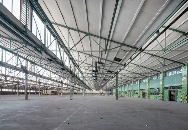 Vista interior de la nave de la antigua fábrica Mercedes en Barcelona
