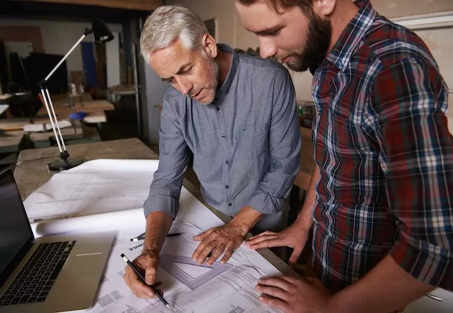 Un arquitecto senior formando a uno joven