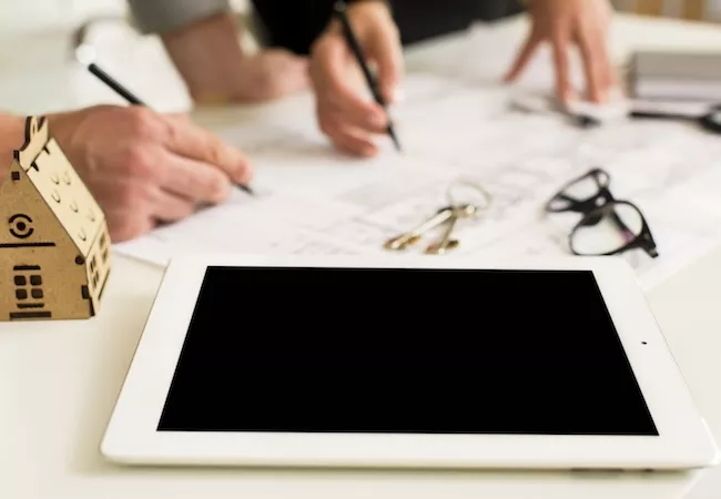 Gente firmando un contrato inmobiliario
