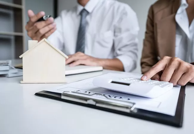 Asesores fiscales en una inmobiliaria