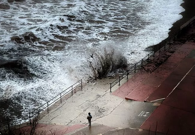 Olas golpeando un paseo marítimo