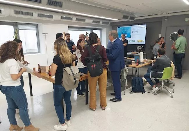 Foto dels participants a un taller de l'Escola Sert