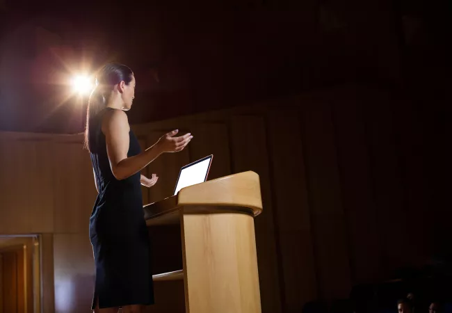 arquitecta-hablando-en-publico