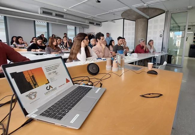 Ponencia en un taller de industria