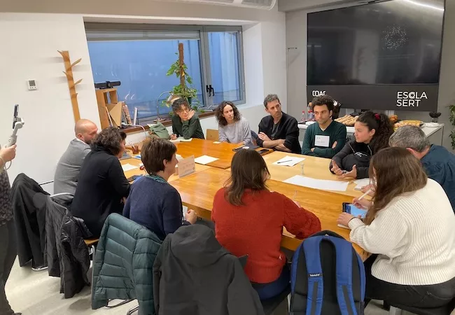 Mesa redonda en un taller de industria