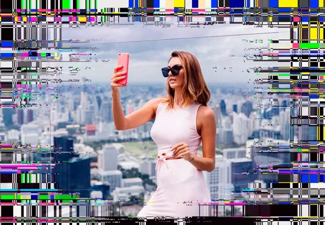 Una chica haciéndose un selfie con su smartphone