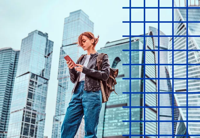 Una joven comprobando su teléfono móvil