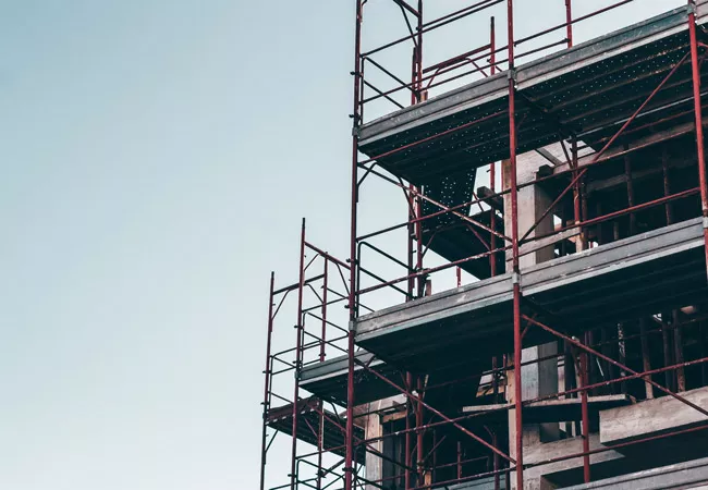 Obra con andamios de seguridad