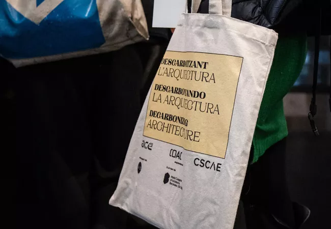 Bolsa con mensajes sobre descarbonización