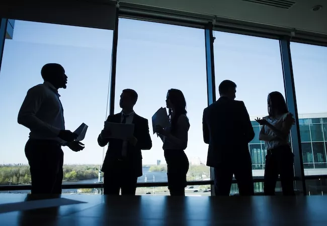 Directivas y directivos en una reunión