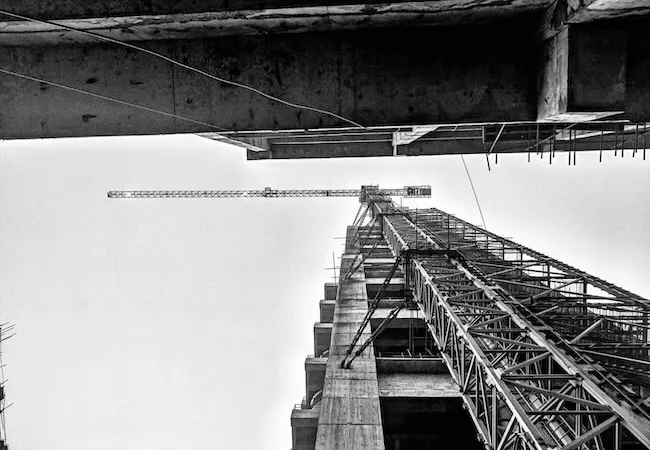 Imagen en prespectiva de una grúa en unas obras en construcción