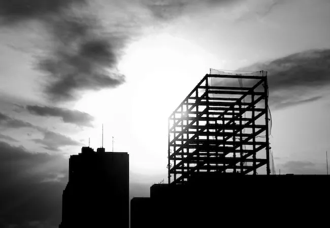 Foto a contraluz de unos edficios en construcción