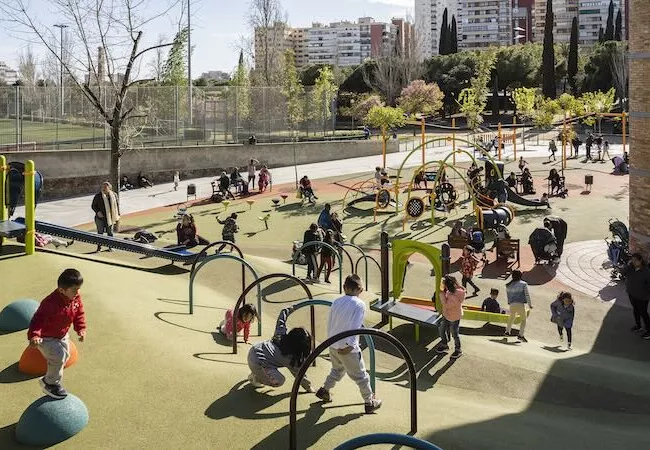Zona de juegos en el parque infantil