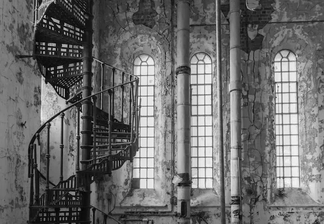 Escalera en espiral en un edificio abandonado