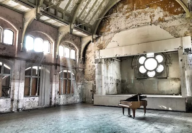 Interior de una fábrica abandonada