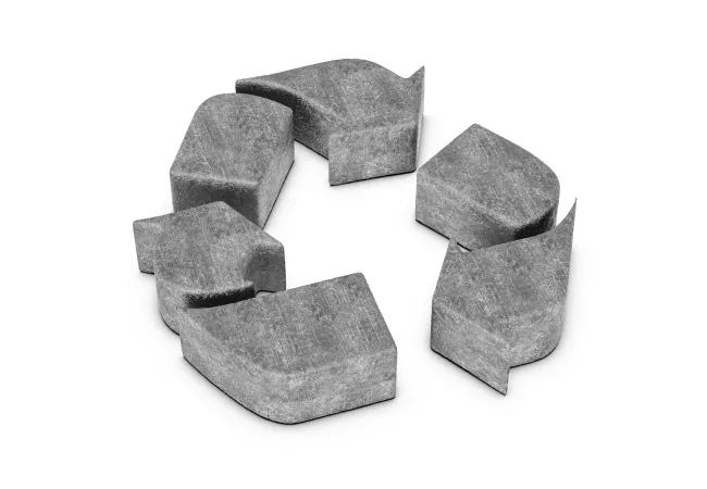 Símbolo de reciclaje fabricado en hormigón, representación de la economía circular aplicada a la construcción sostenible