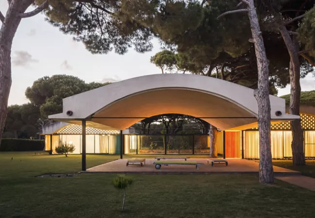 Casa iluminada al anochecer