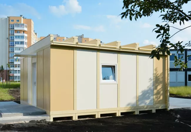 Sistema de vivienda temporal Styrofoam Housing System de Shigeru Ban Architects i Voluntary Architects' Network instal·lat a Lviv (Ucraïna) el 2023 com a aula temporal en un complex d'habitatges per a desplaçats interns