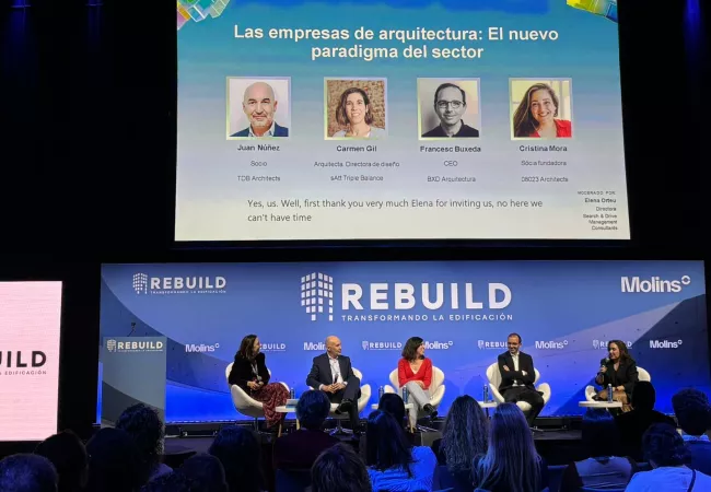 Mesa redonda «Las empresas de arquitectura: El nuevo paradigma del sector» en REBUILD 2026, moderada por Elena Orteu (Search & Drive), con Juan Núñez (TDB Architects), Carmen Gil (sAtt Triple Balance), Francesc Buxeda (BXD Arquitectura) y Cristina Mora (08023 Architects).