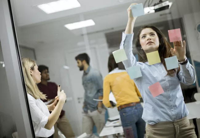 Arquitecta organitza idees en post-its per definir la seva marca professional i perfil d'especialització