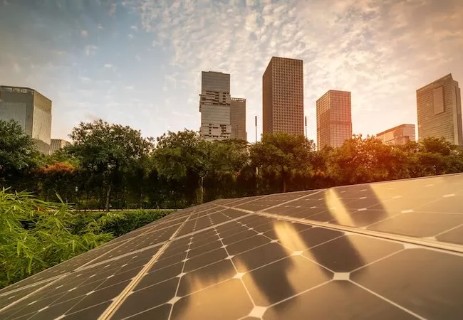 Una placa solar en el parque de una ciudad para alimentar el consumo energético de los edificios
