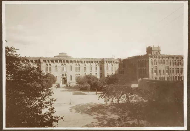 Vista exterior del pavelló de lactància, c. 1925