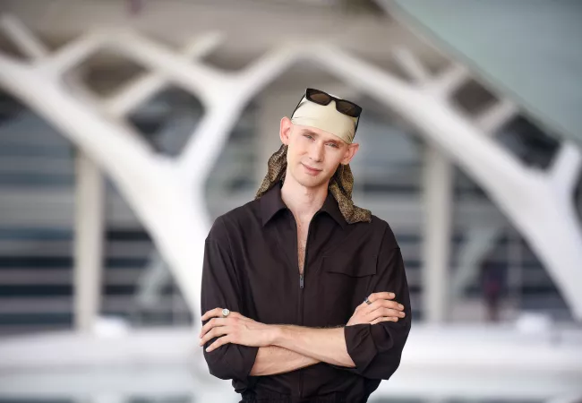 Retrat de l'Erik Harley amb bandana i ulleres de sol davant la Ciutat de les Arts i Ciències de València