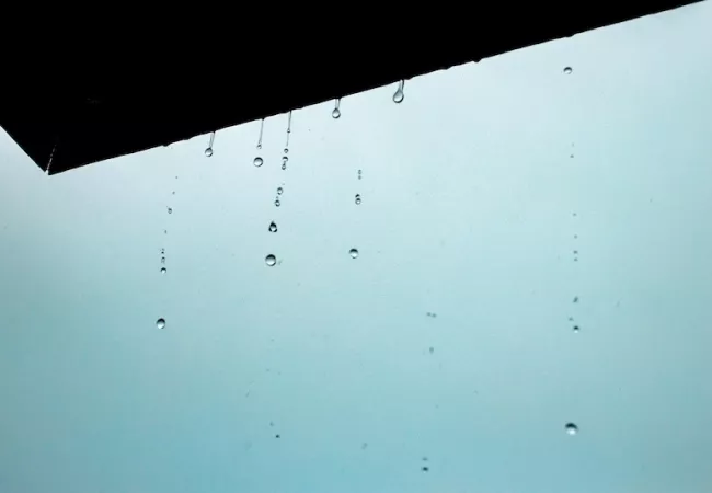 Agua cayendo por una ventana