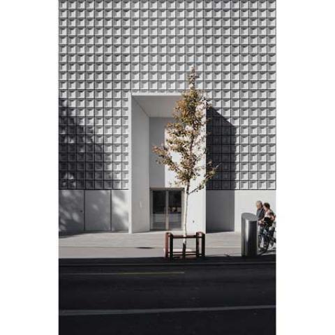 Fachada construida con materiales pesados