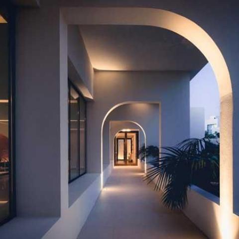 Pasillo iluminado