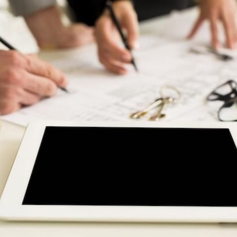 Gente firmando un contrato inmobiliario