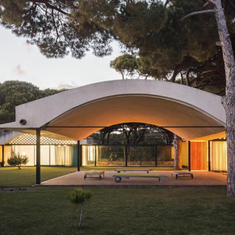 Casa iluminada al anochecer